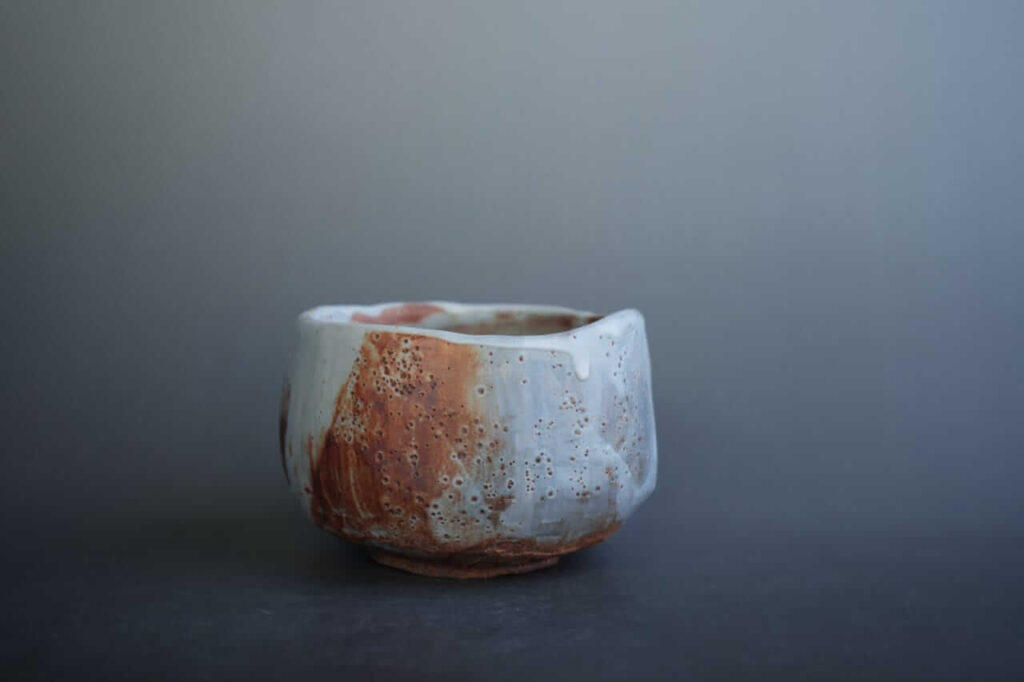 Handgetöpferter Chawan in japanischer Form von Lucian Chiuia, mit lebendiger Oberfläche und natürlicher Farbgestaltung.