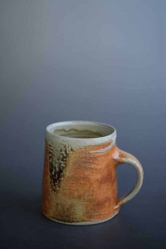 Handgefertigter Chawan aus Holzbrand-Keramik von Lucian Chiuia, mit lebendiger Oberfläche und einzigartigen Farbverläufen.