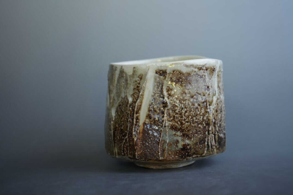 Handgefertigte Keramik-Schale Unikat von Lucian Chiuia, aus eigener Werkstatt, mit individueller Struktur und Glasur.