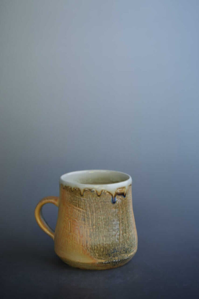 Handgefertigte Keramikschale mit Soda-Glasur von Lucian Chiuia, natürliche Form und lebendige Oberflächenstruktur.