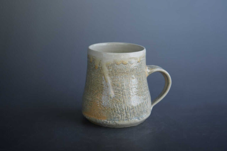 Lucian Chiuia in seiner Werkstatt in Bockenheim, Töpfer bei der Arbeit an handgefertigter Keramik.