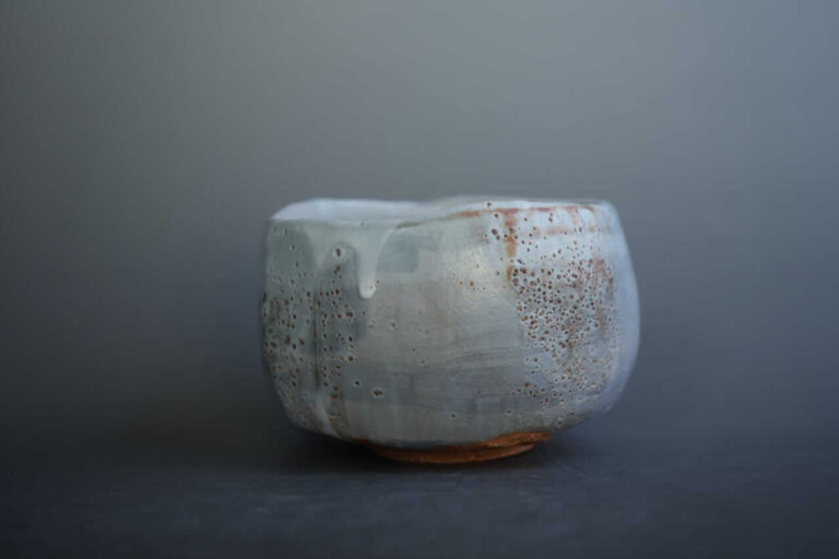 Handgefertigter Chawan von Lucian Chiuia aus Bockenheim an der Weinstraße, mit lebendiger Oberfläche und individueller Form.