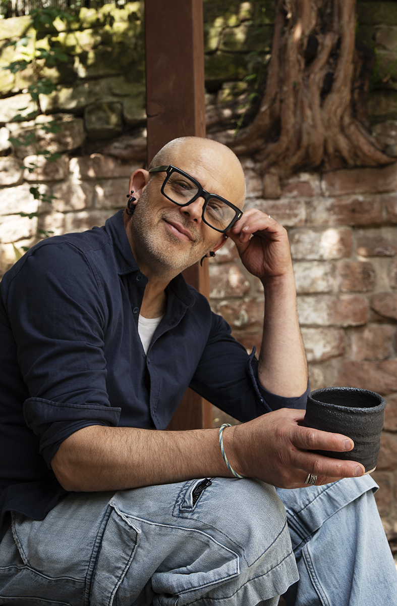 Lucian Chiuia bei der Arbeit an der Drehscheibe, Handgedrehte Keramik entsteht im Atelier in Bockenheim an der Weinstraße.