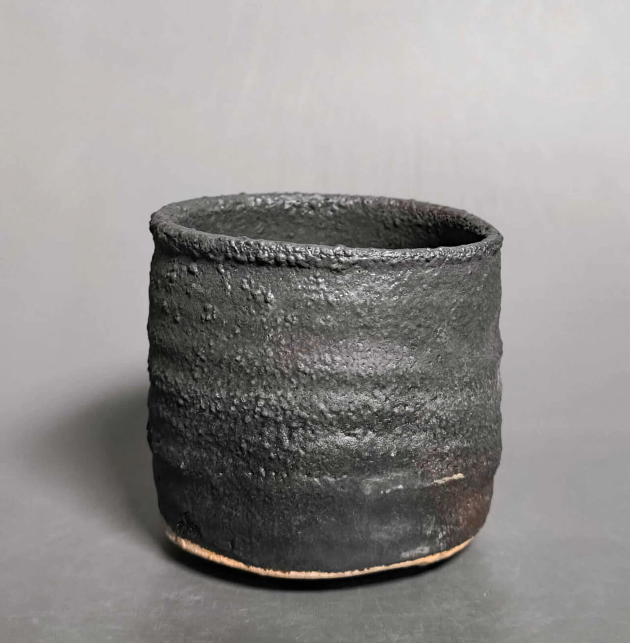 Hikidashi Guro Teeschale (Chawan) von Lucian Chiuia, handgefertigt im Atelier in Bockenheim an der Weinstraße.