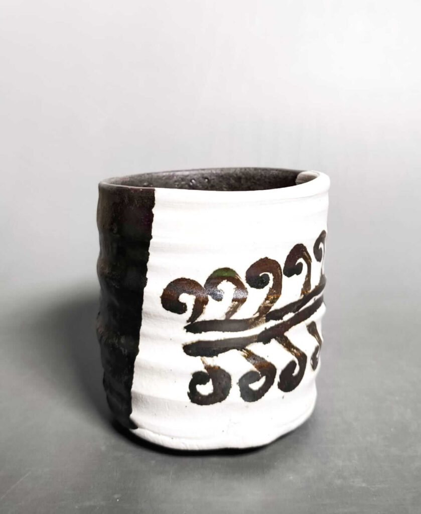 Hikidashi Guro Teeschale (Chawan), handgefertigt von Lucian Chiuia im Atelier in Bockenheim an der Weinstraße.