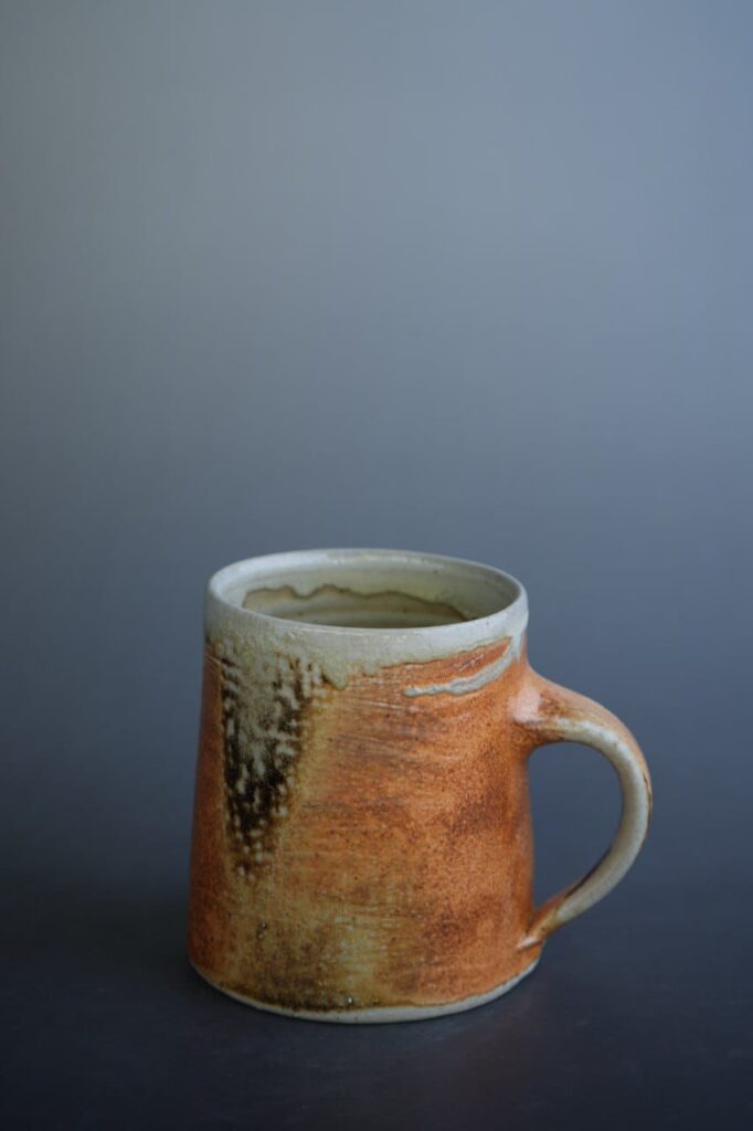 Handgefertigter Keramik-Becher mit charakteristischer Sodabrand-Oberfläche von Lucian Chiuia.