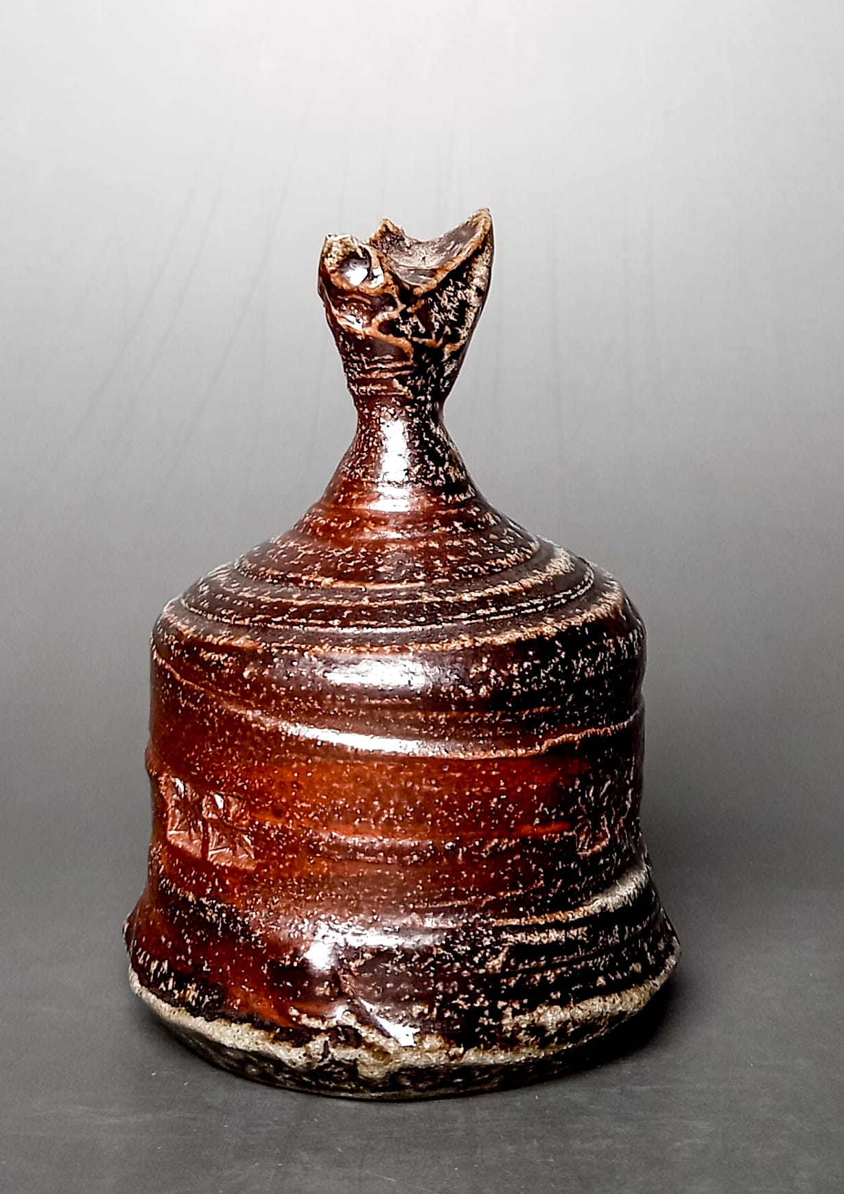 Handgefertigtes Salzgefäß aus Keramik von Lucian Chiuia, entstanden in seinem Atelier in Bockenheim an der Weinstraße.